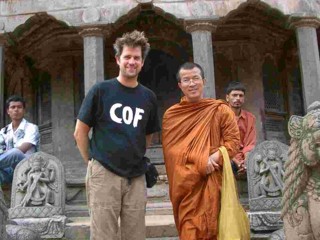 COF-Gemeindemitglied Schlingensief mit dem rtlichen obersten Geistigen